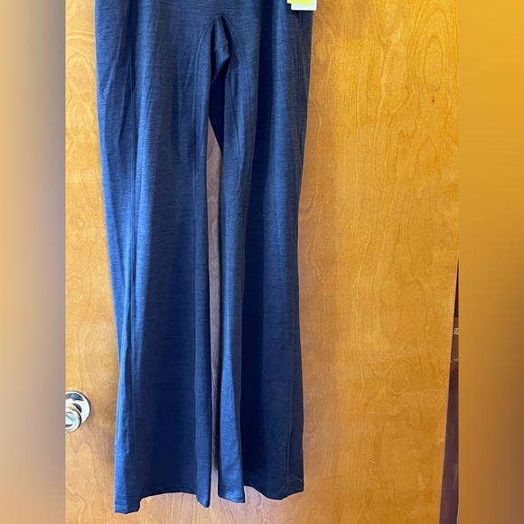 NWT All in Motion ultra high-rise Flare Legging. Size Medium - Picture 5 of 16